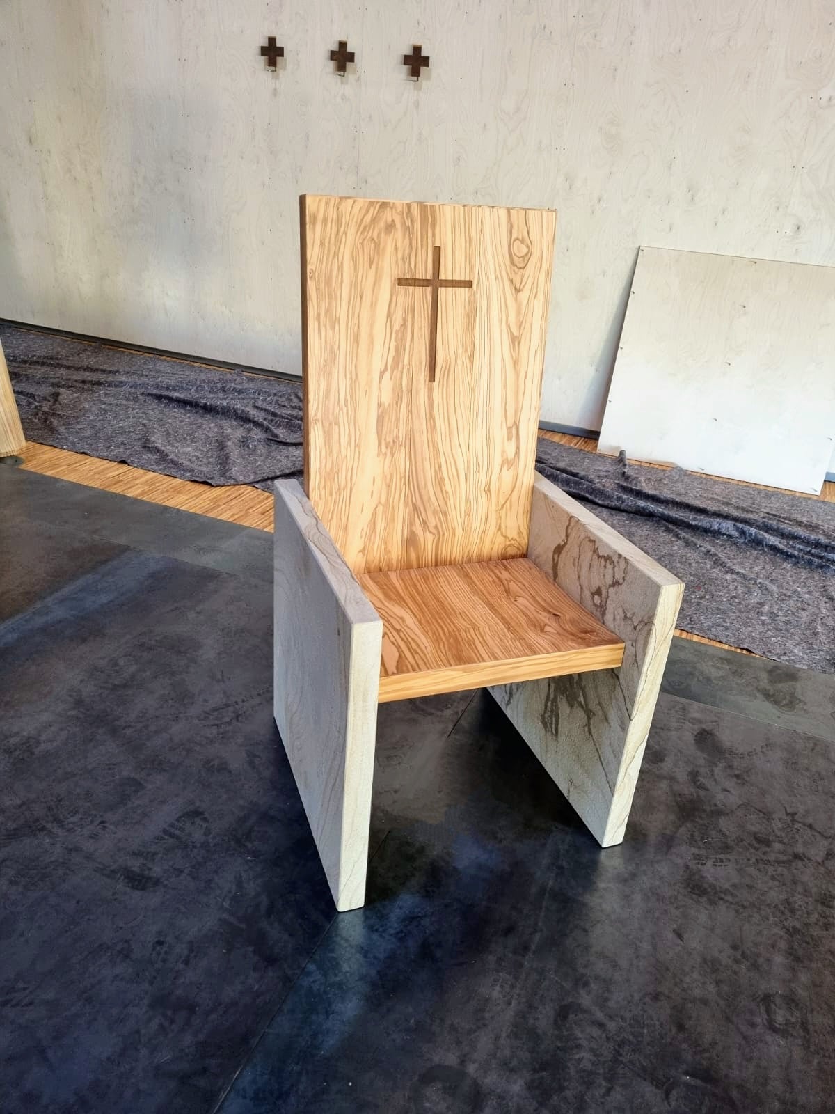Sedia in Legno e Pietra realizzata da Studio Archos e Arredamenti Carotti per il Monastero di Siloe 