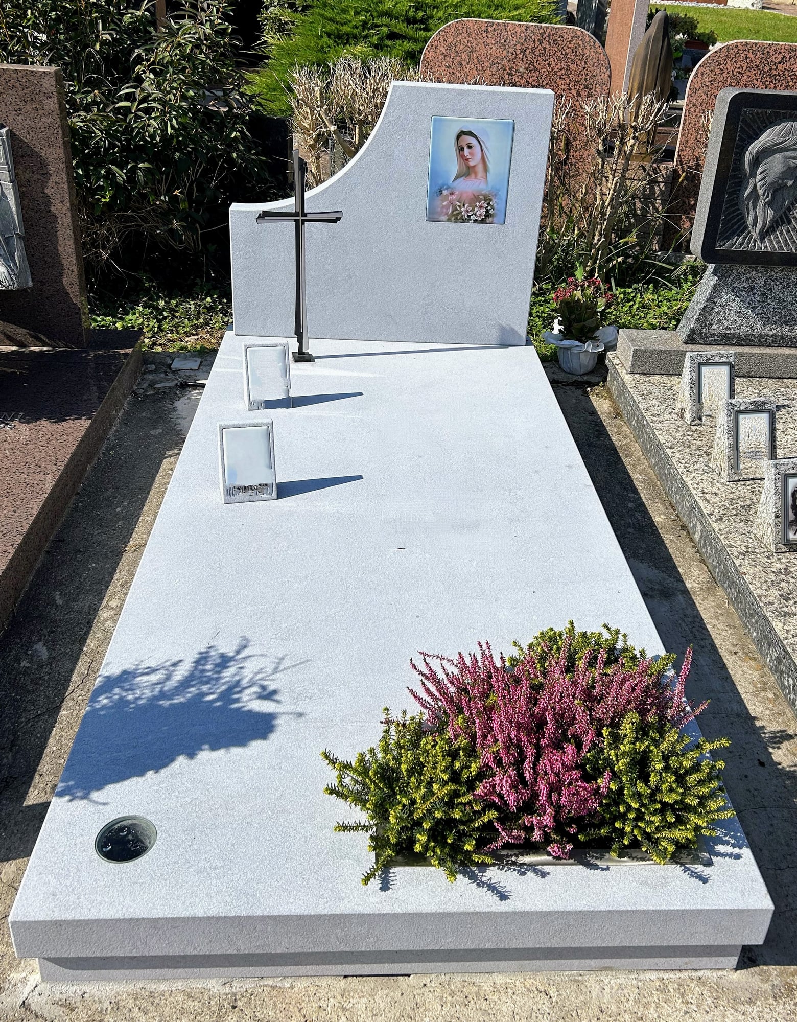 Monumento con madonna