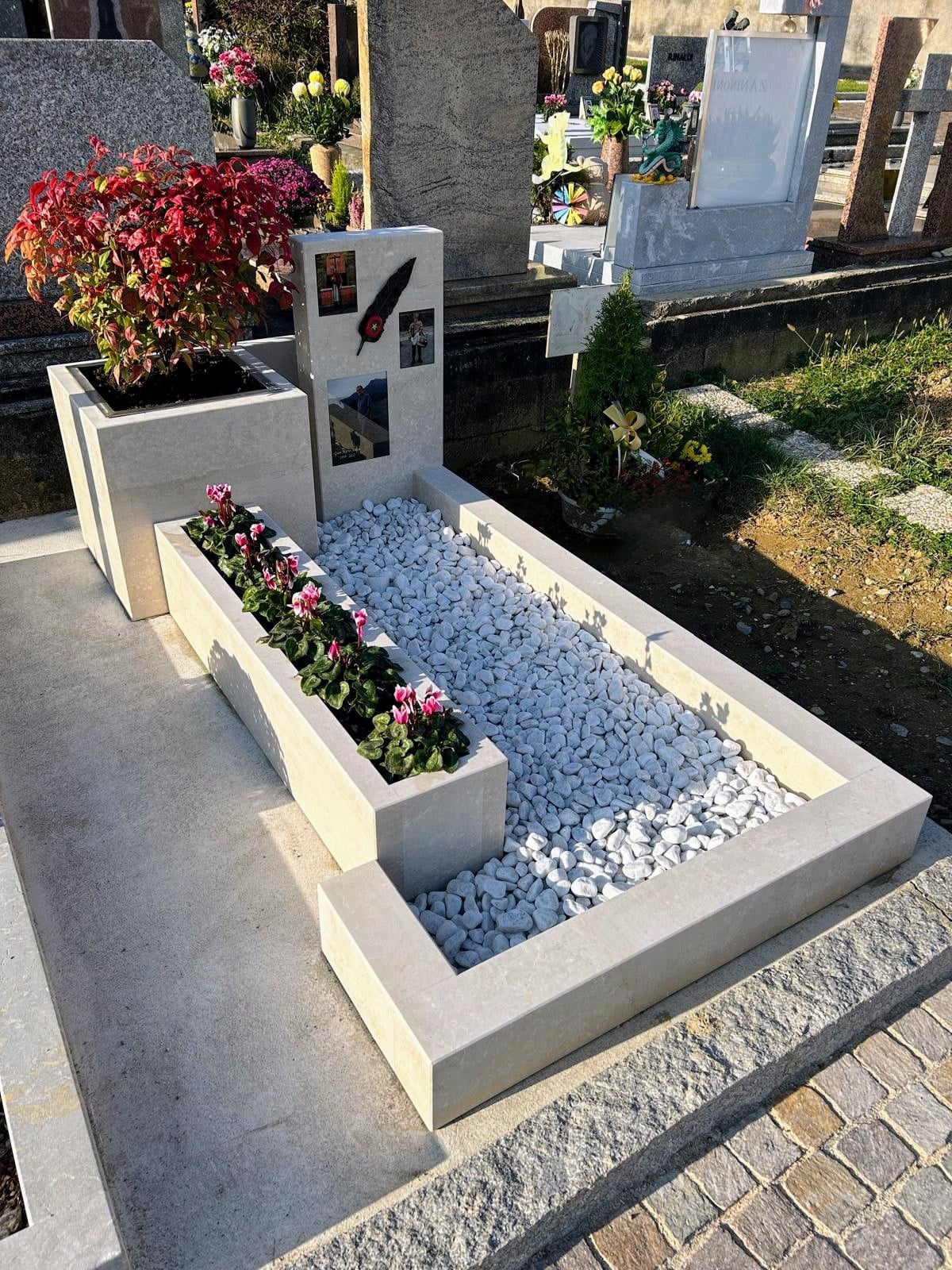 Monumento con composizione di fotografie e piuma