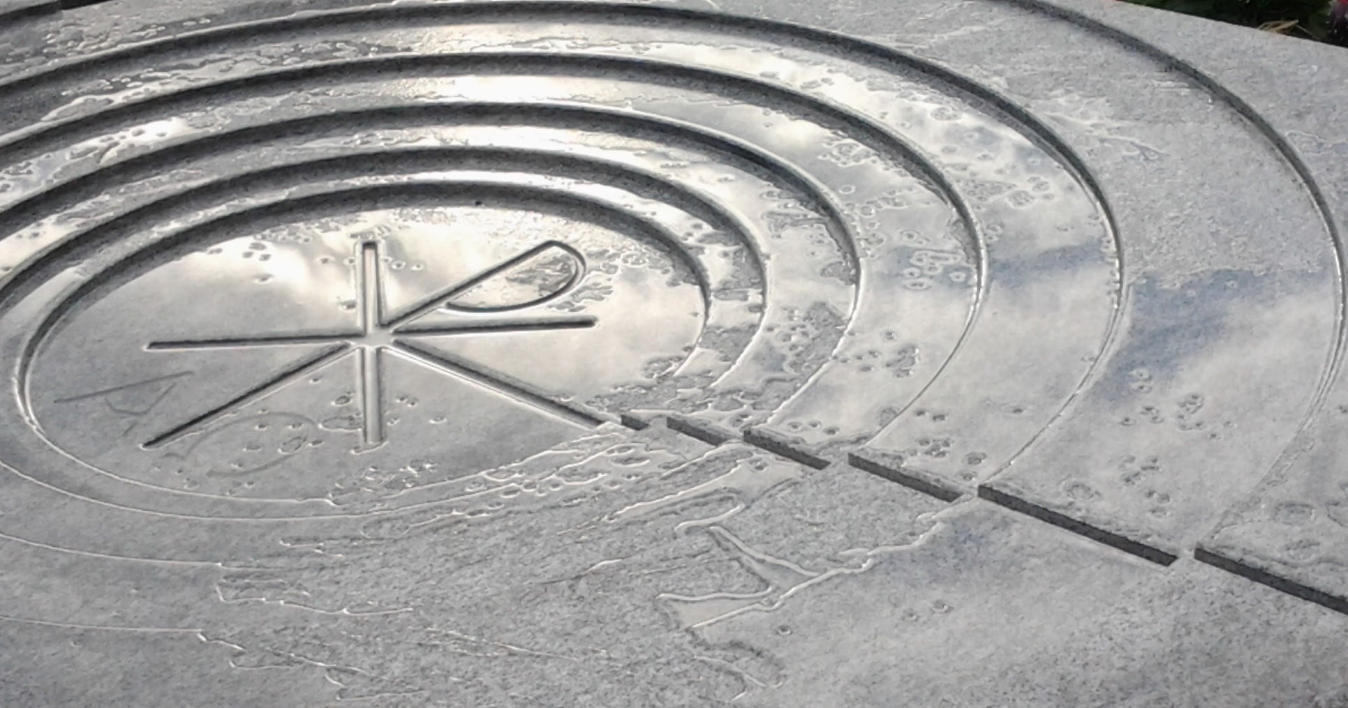 Particolare di monumento con scavo ed incisione