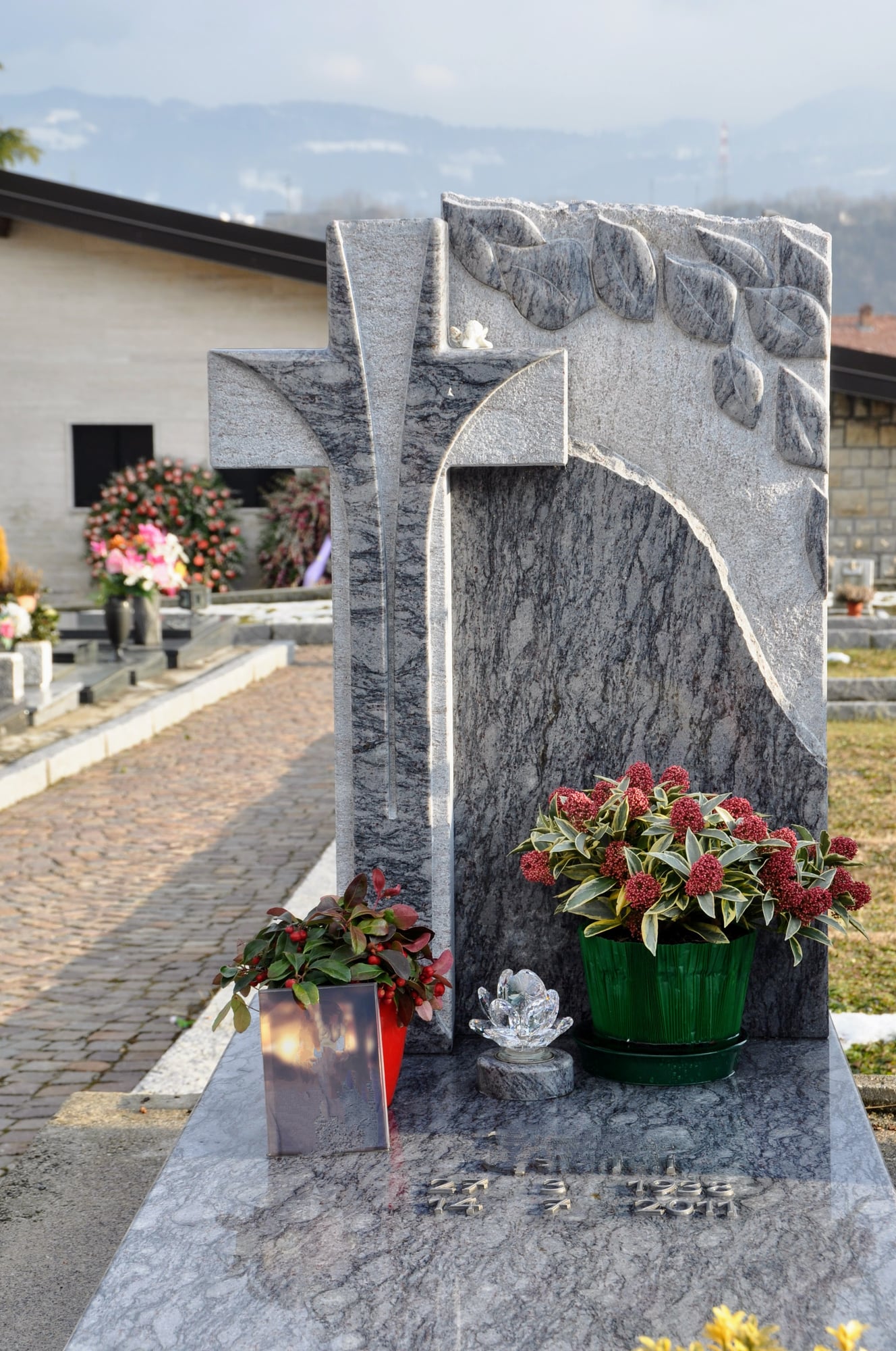 Testata Monumento a croce scolpita a mano
