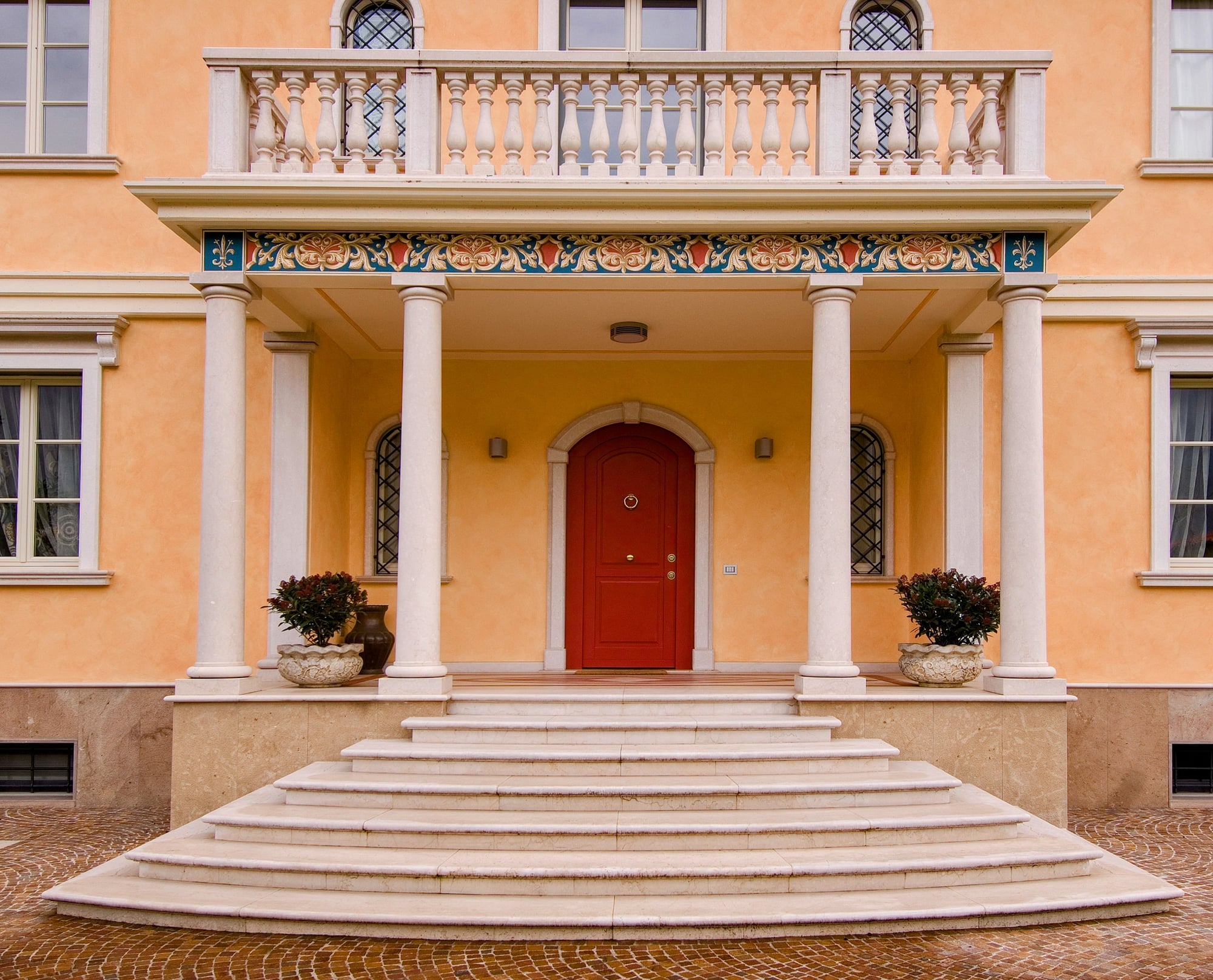 Colonnato e scala ingresso