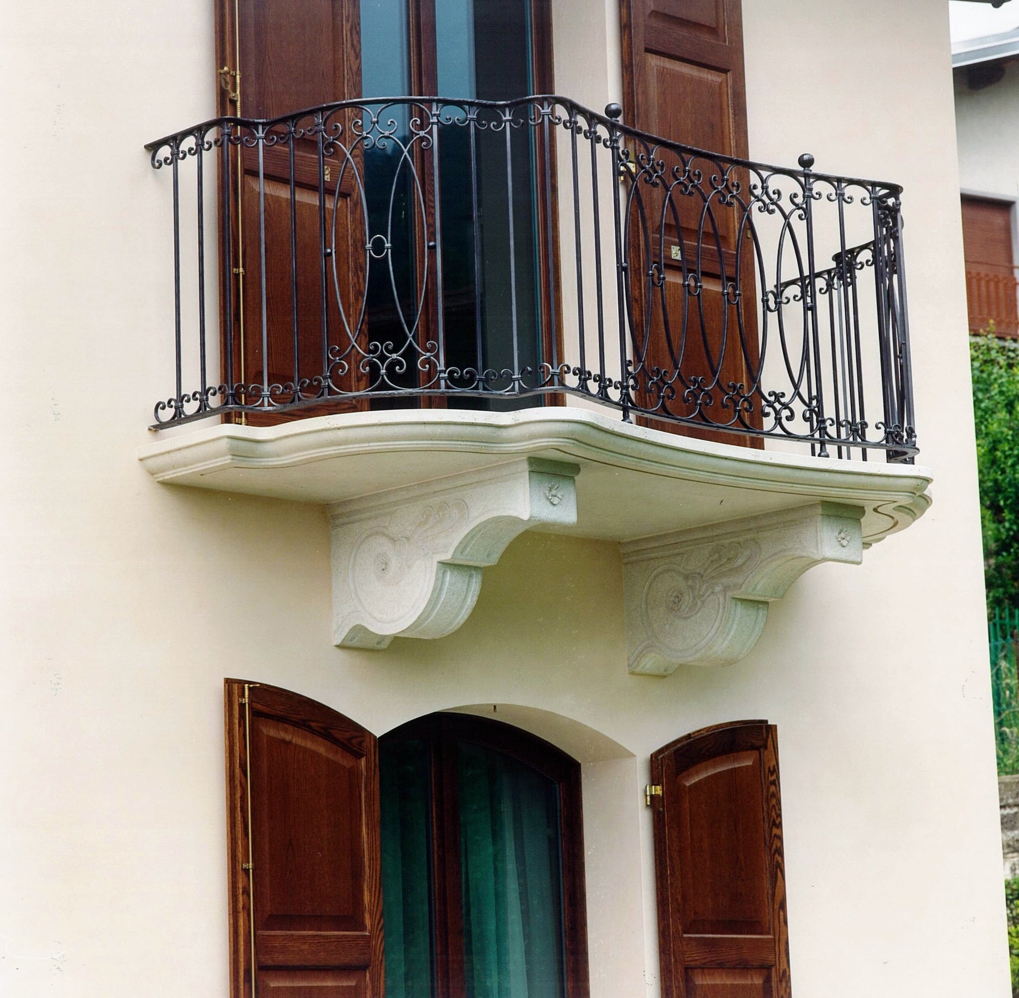 Balcone con sagoma e mensola lavorata