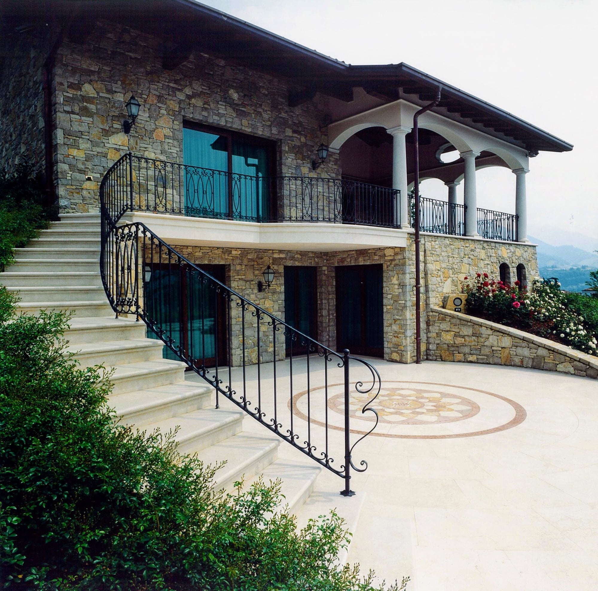 Scala esterna e pavimento con mosaico