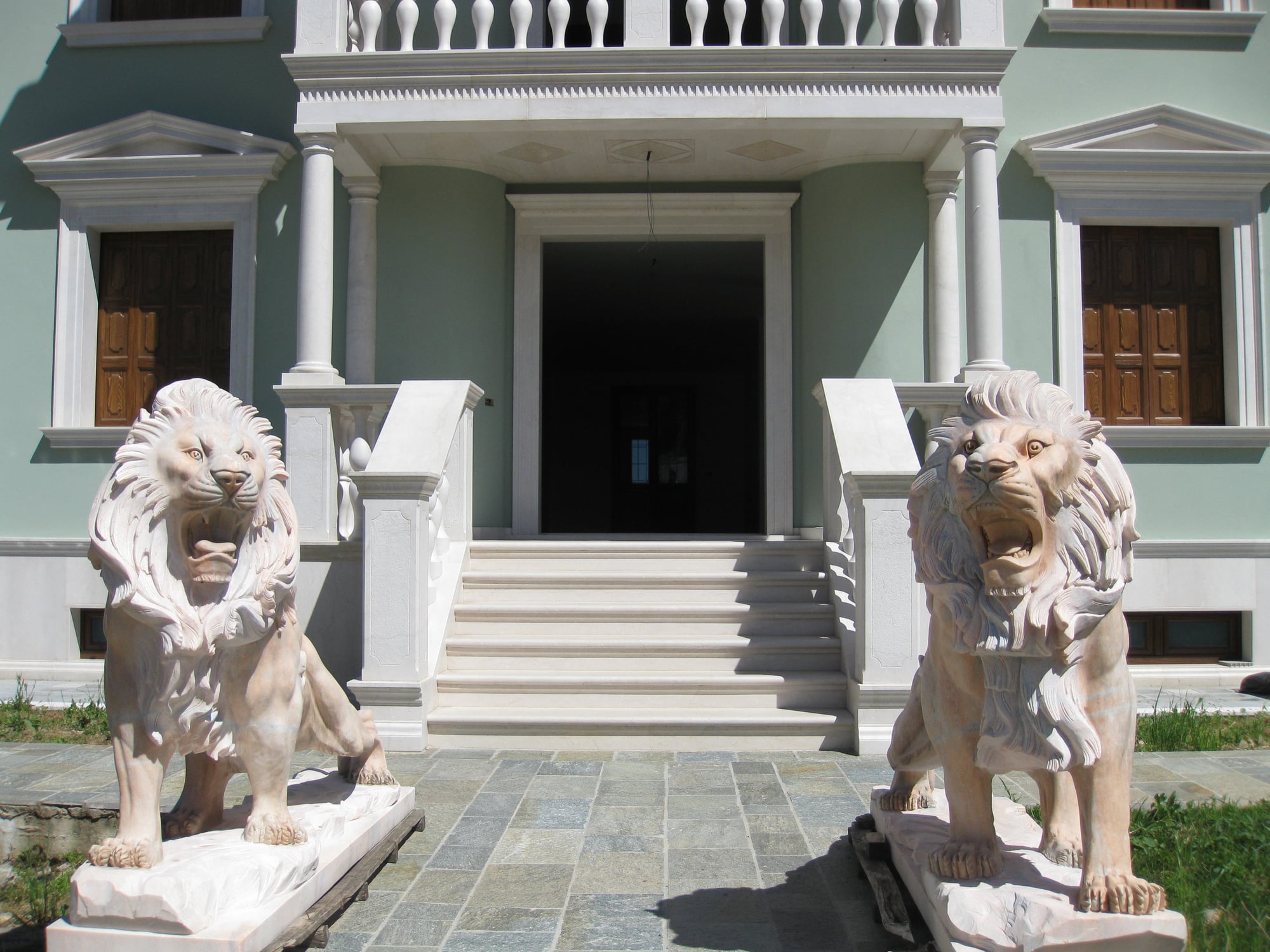 Scala ingresso con colonnato