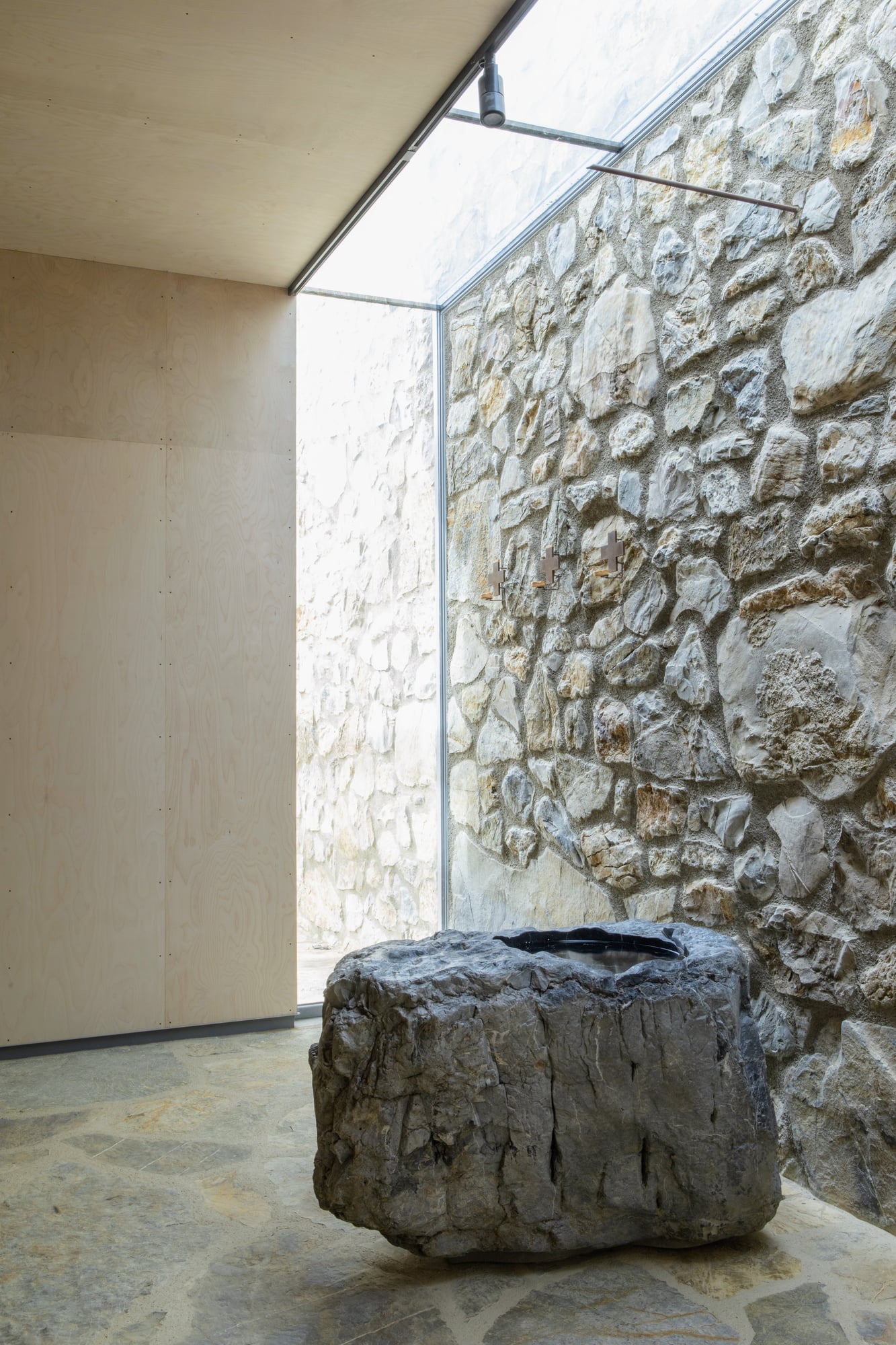 Acquasantiera scavata a mano per il Monastero di Siloe design di Studio Archos