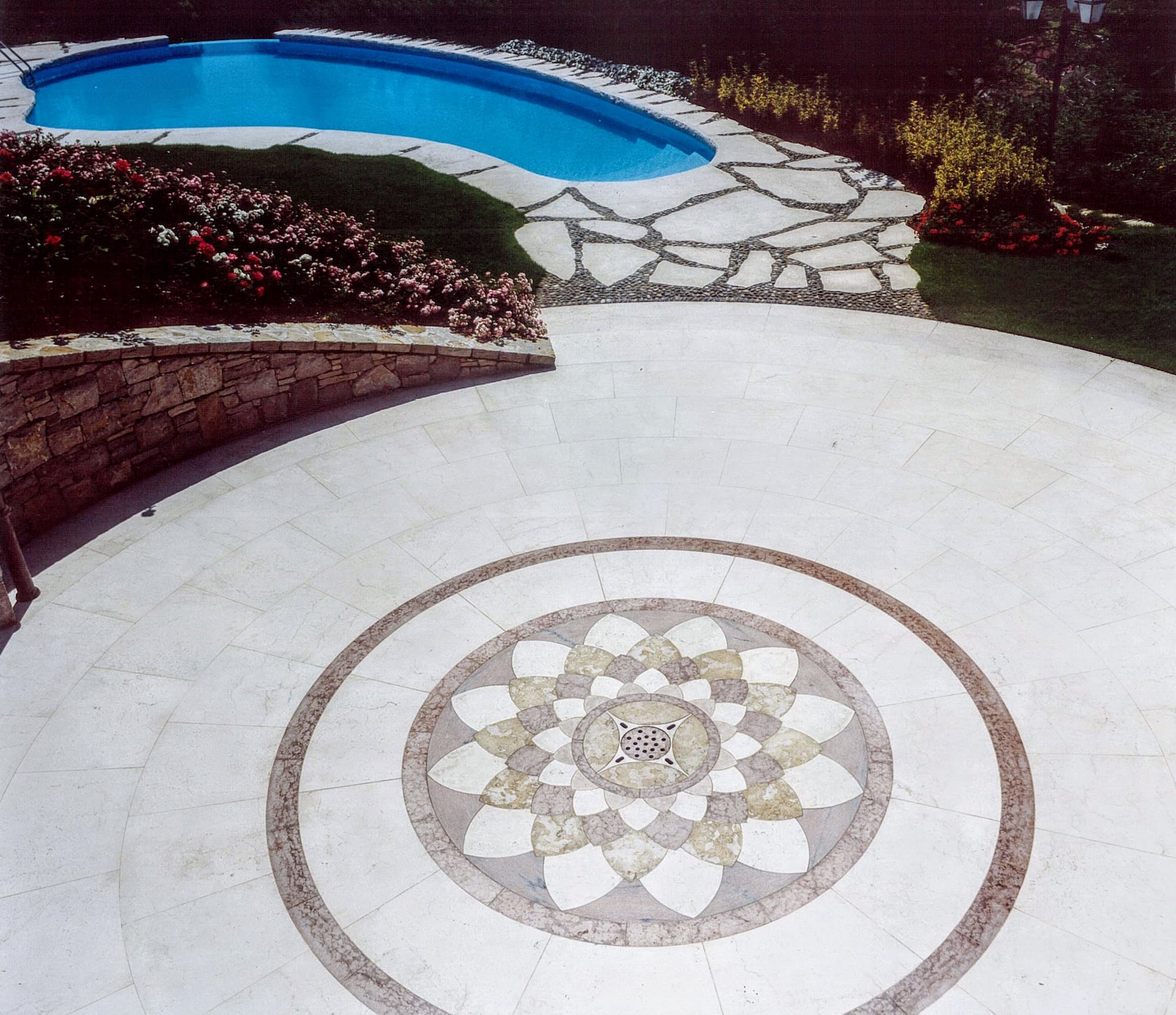 Pavimento esterno con mosaico e interno piscina in marmo