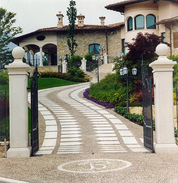 Colonne e pavimento esterno