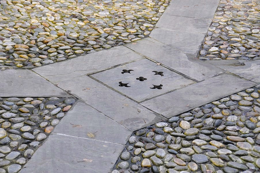 Tombino con tagli waterjet