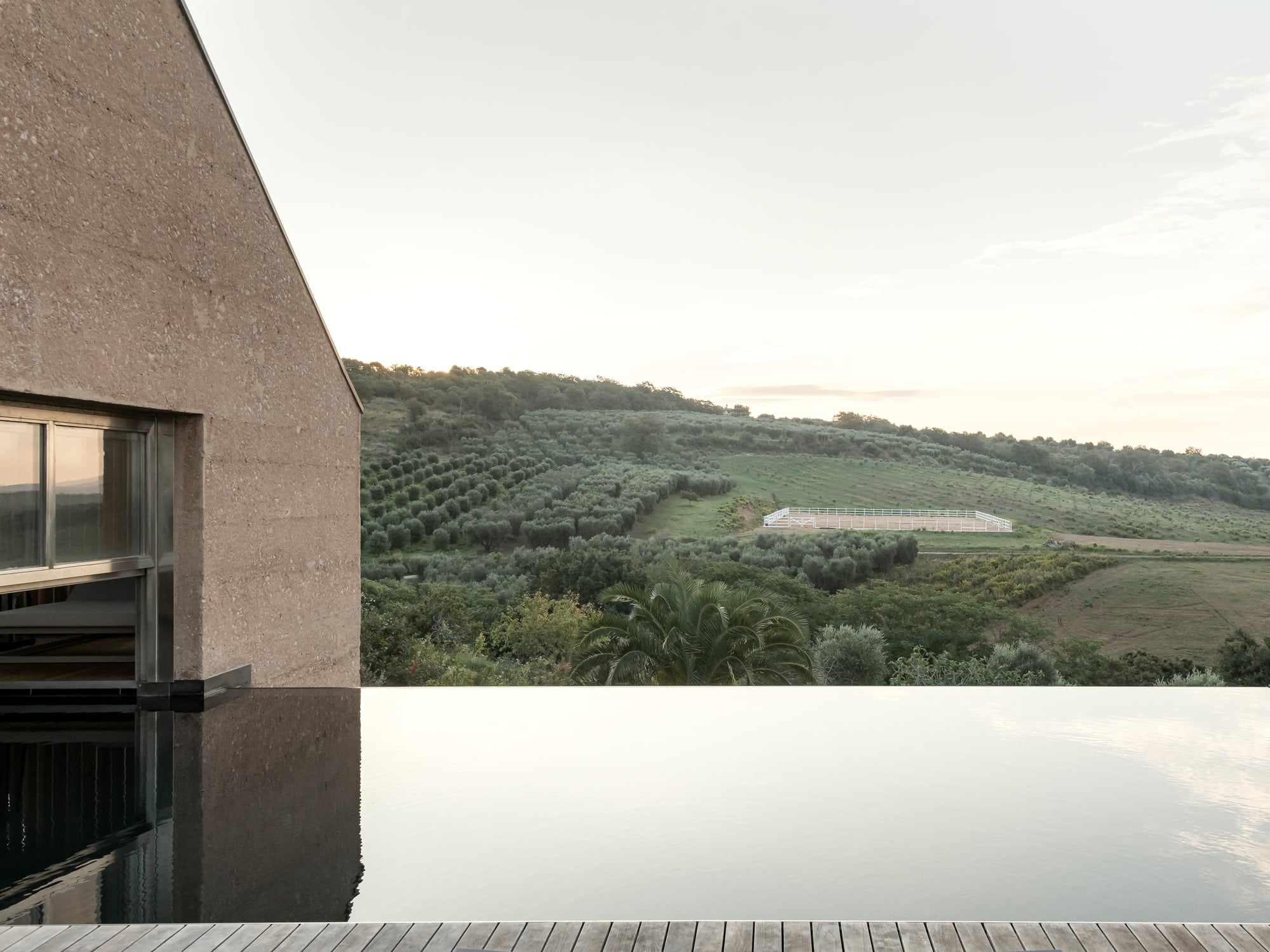 Interno piscina "La Banditaccia", foto di Andrea Ceriani design di Studio Archos