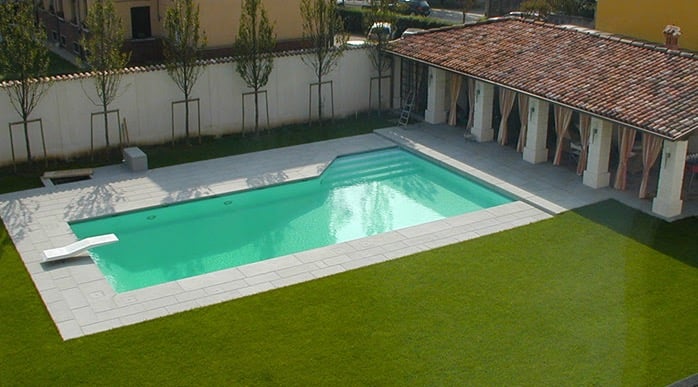 Pavimento contorno piscina