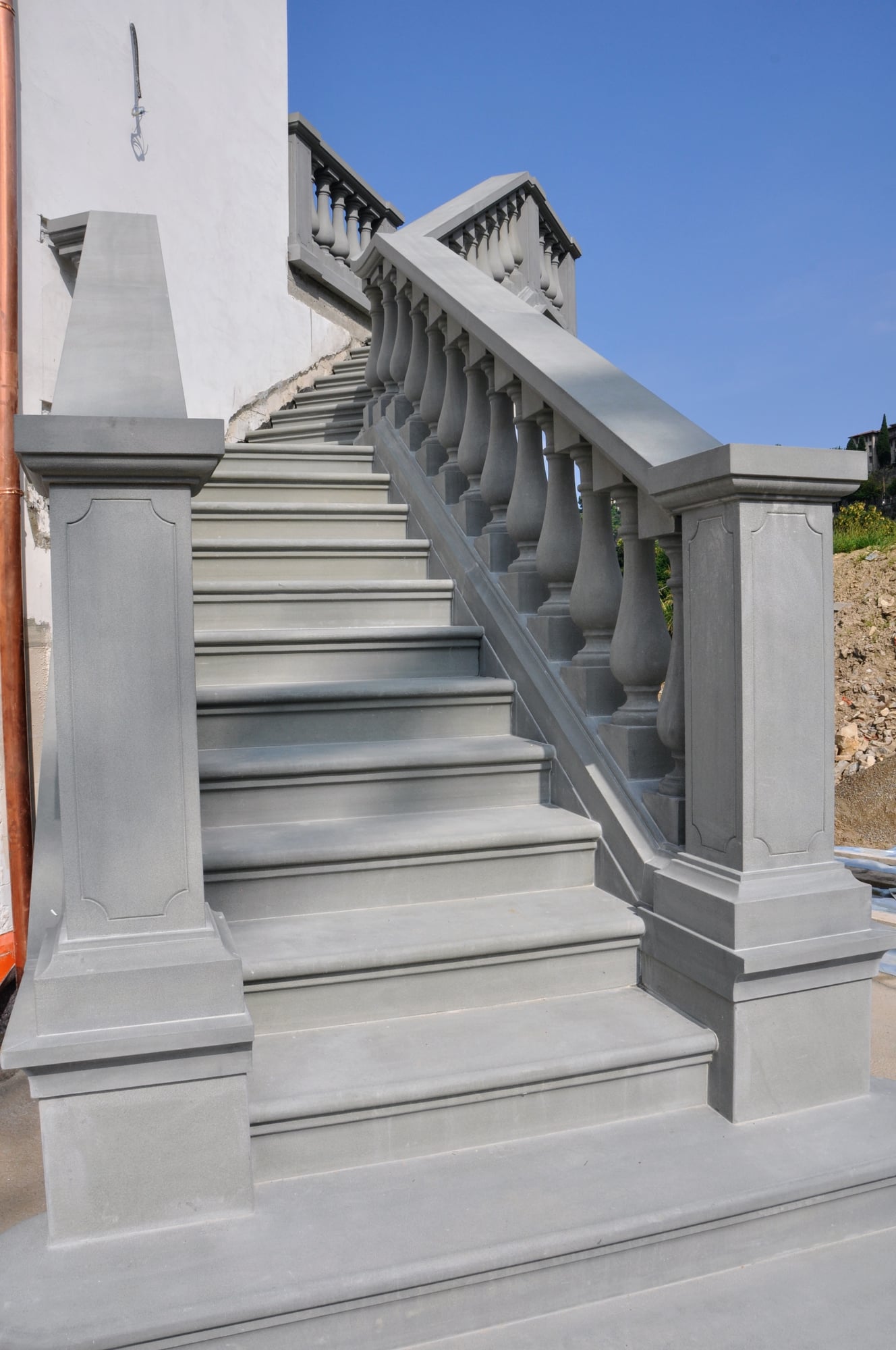 Scala esterna con colonnato