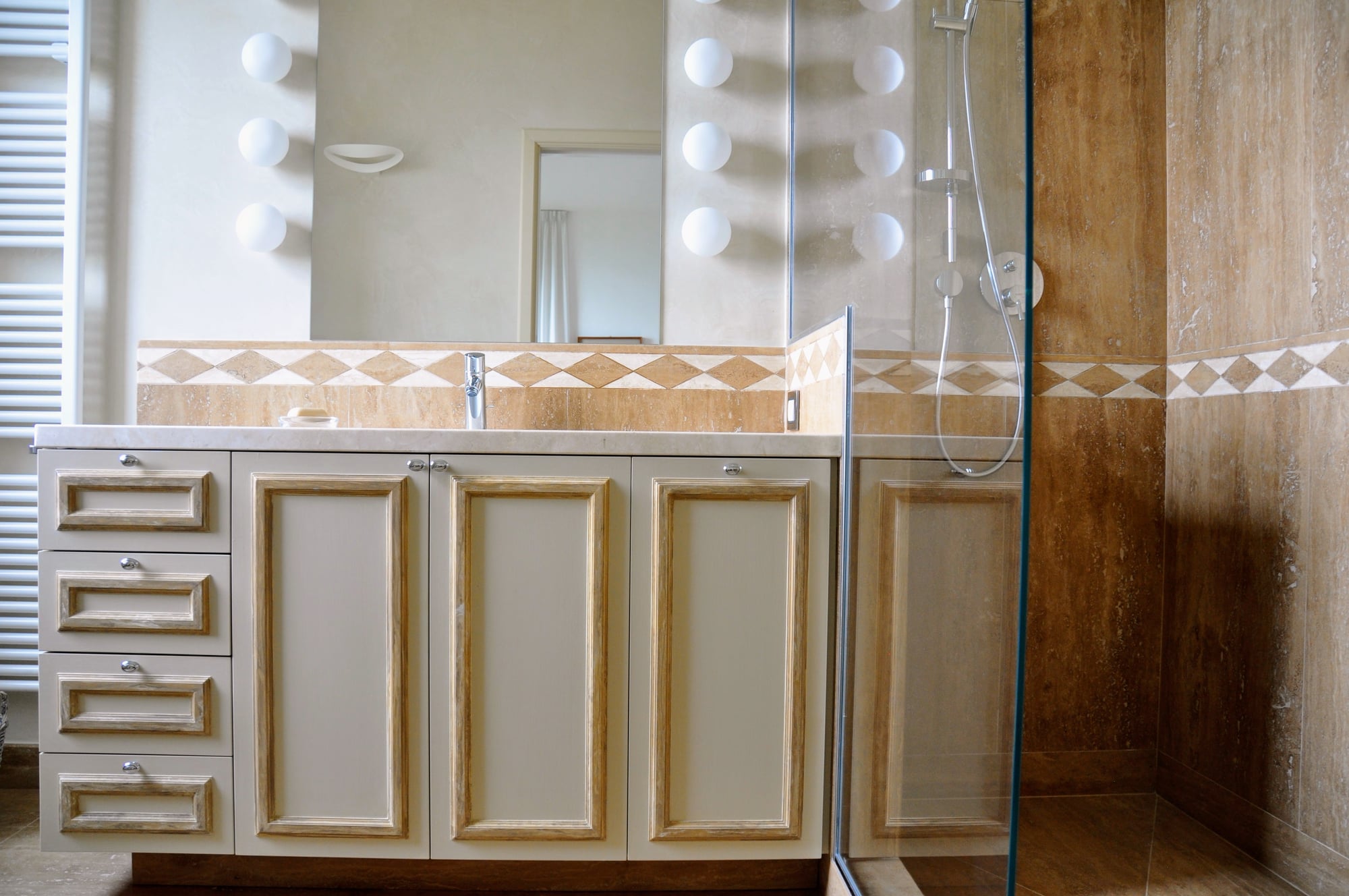 Particolare di decoro a cornice su ante del bagno