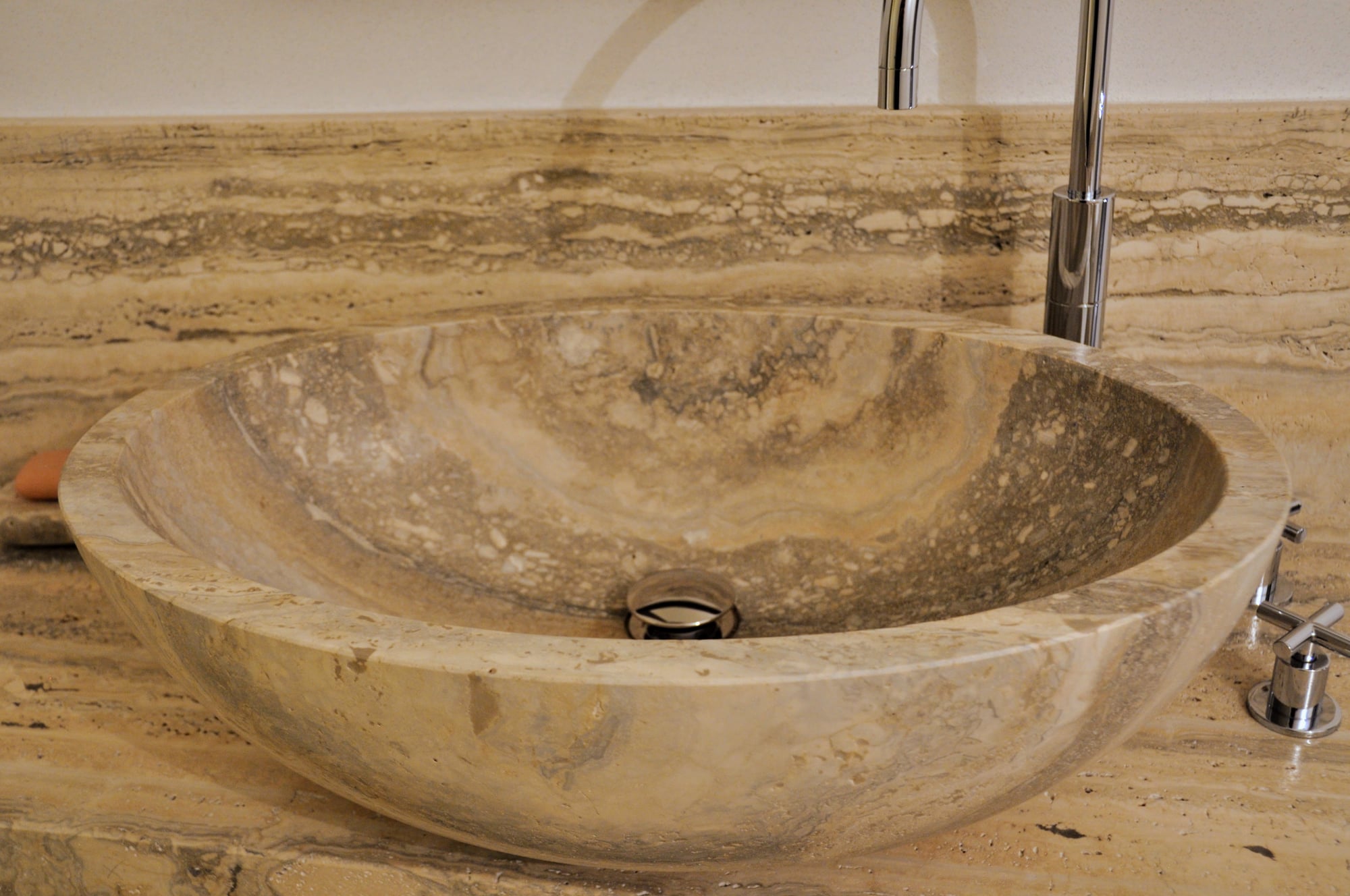 Particolare di lavabo a massello con scavo