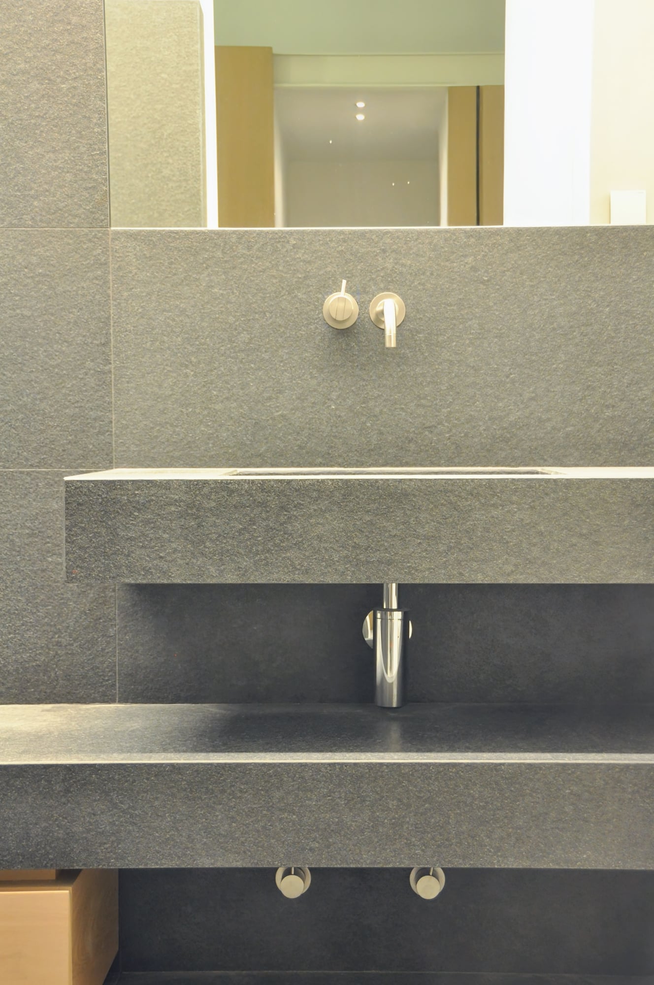 Particolare di panca e lavabo assemblato