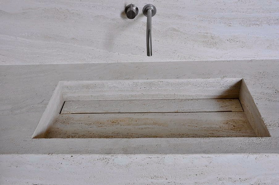 Particolare di piana bagno con lavabo assemblato e piletta