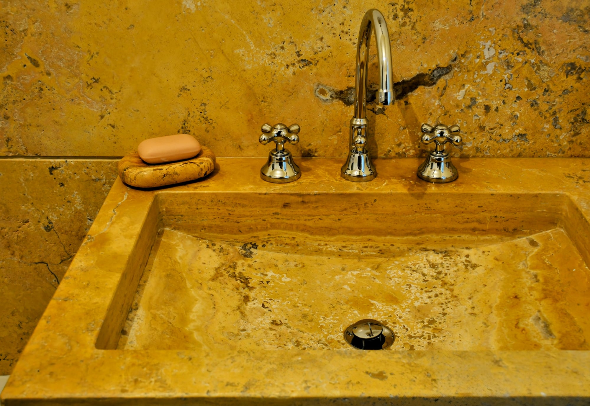 Particolare di piana bagno con scavo per lavabo