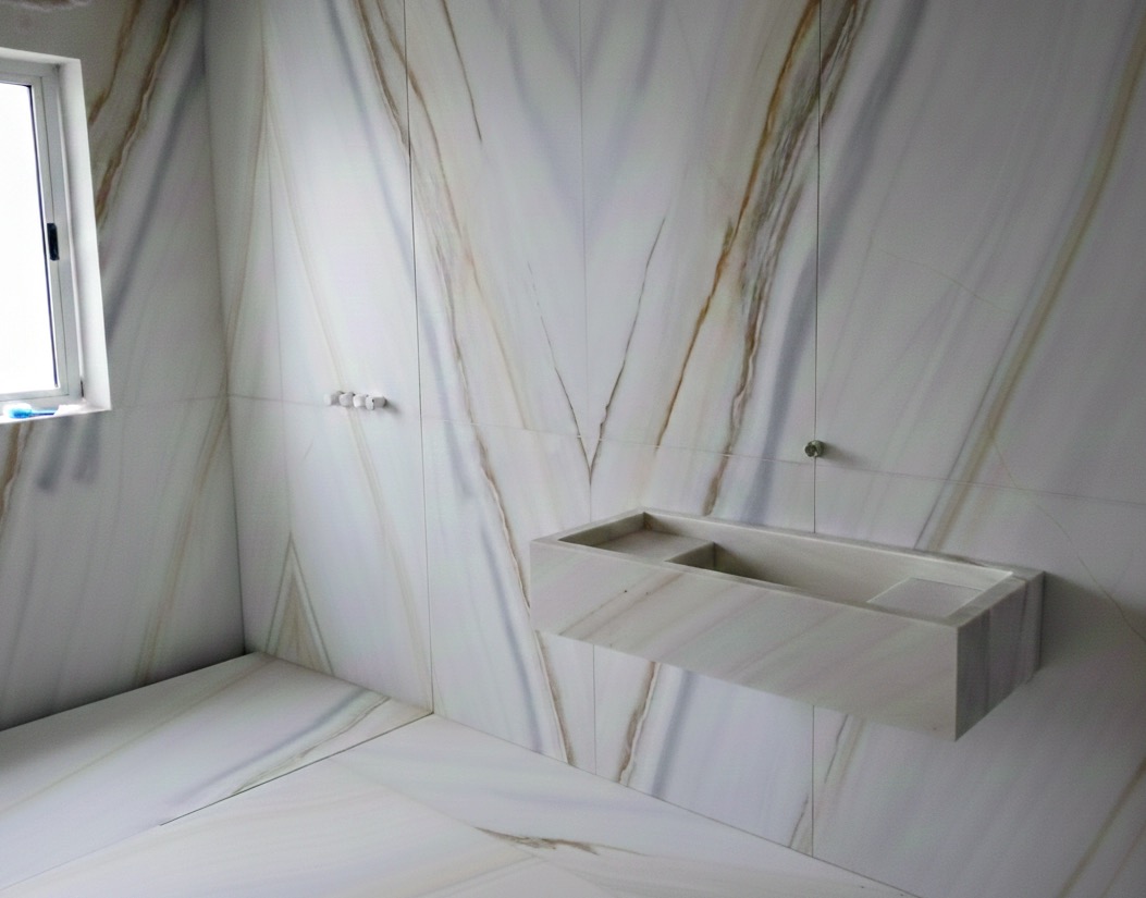 Pavimento rivestimento e lavabo assemblato