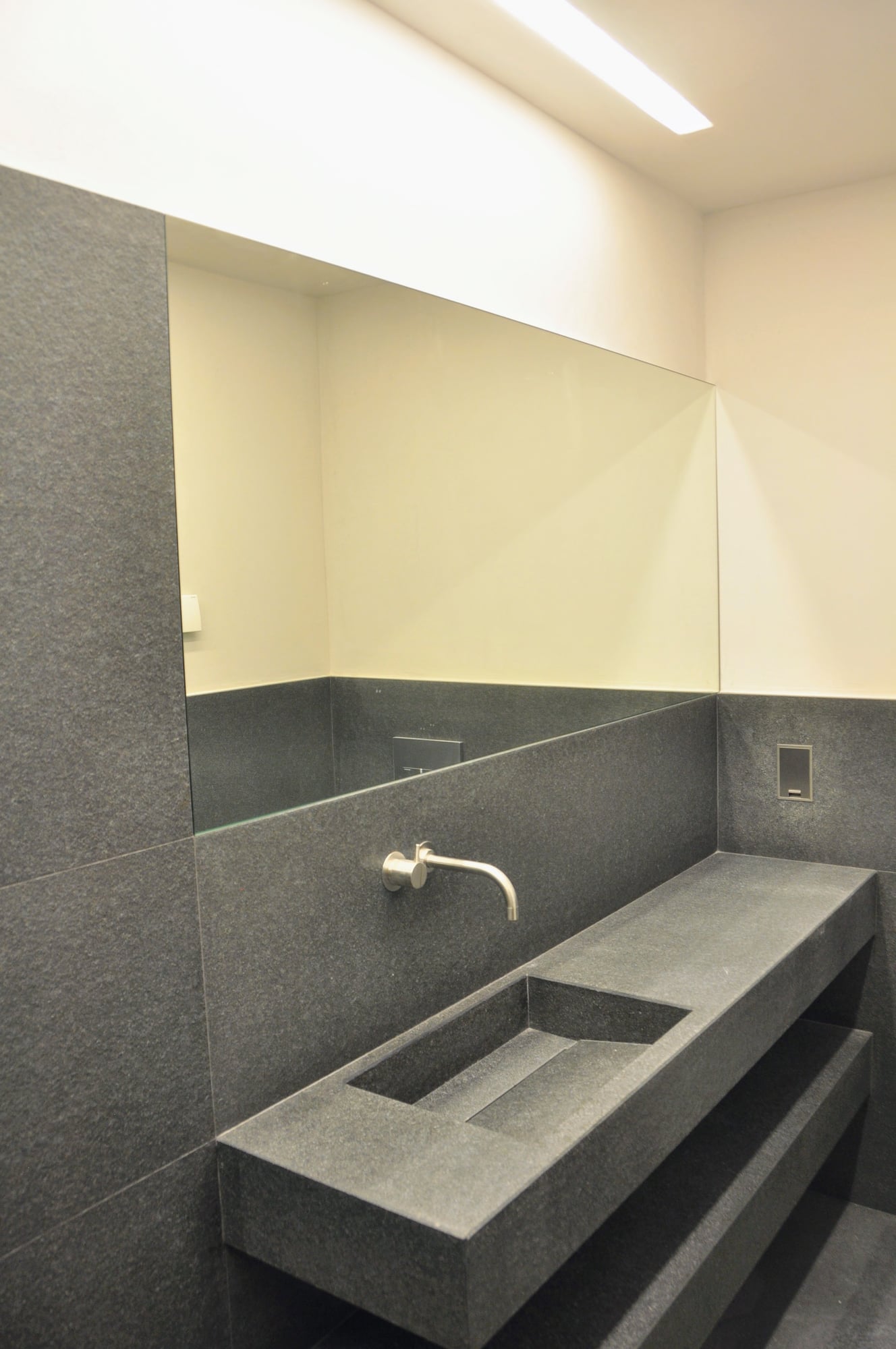 Piana bagno con lavabo assemblato e panca