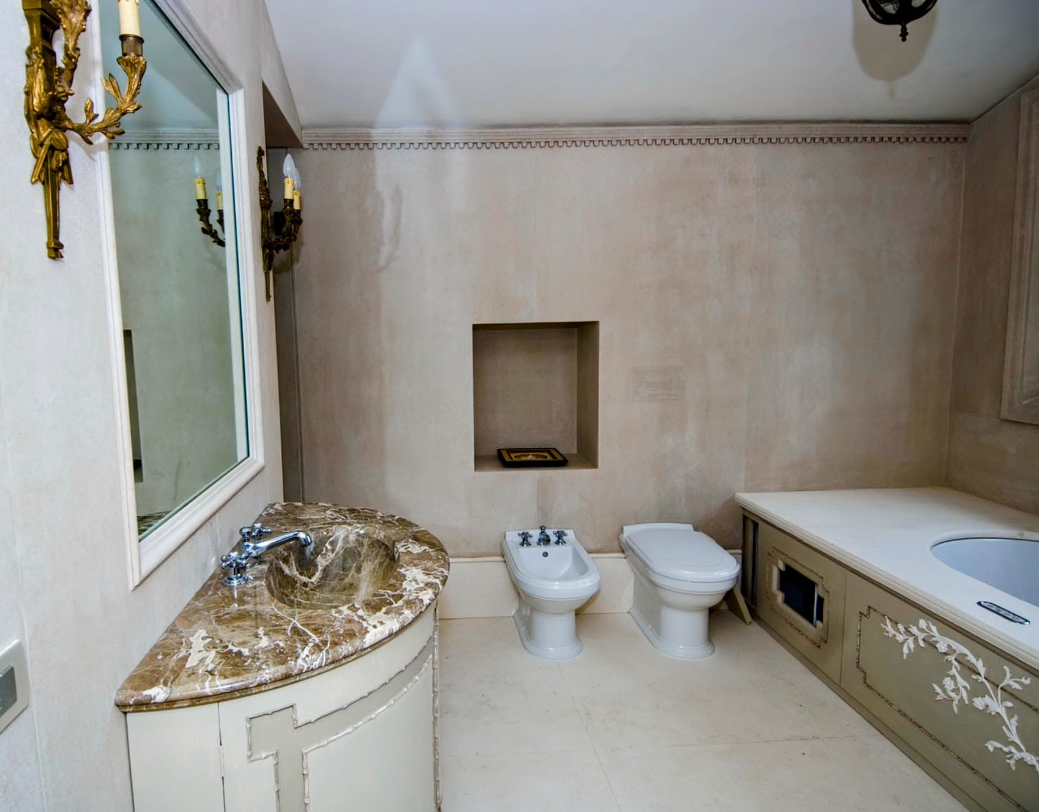Piana bagno con lavabo scavato