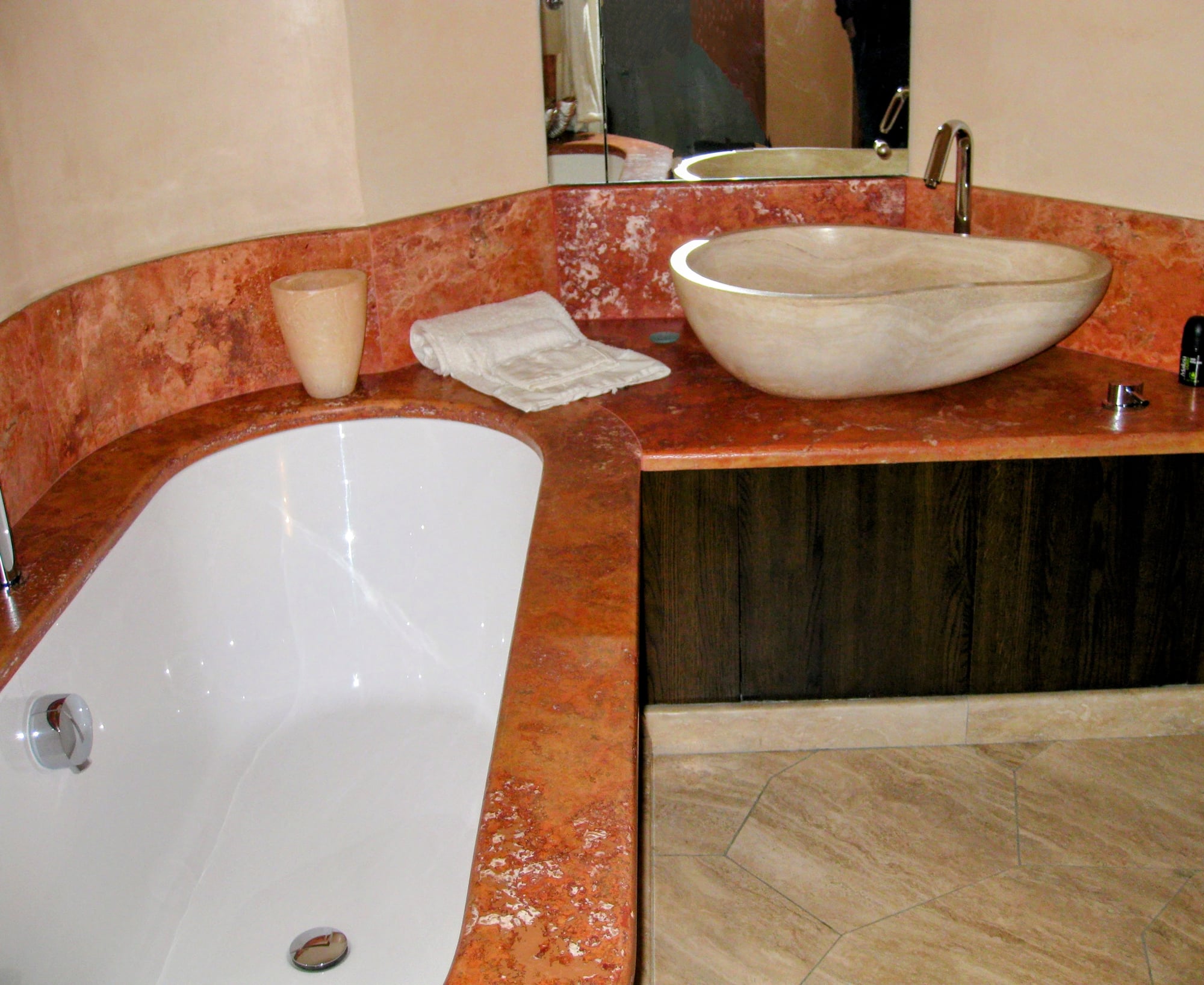 Piana bagno e rivestimento per vasca da bagno e lavabo a massello con scavo e sagoma