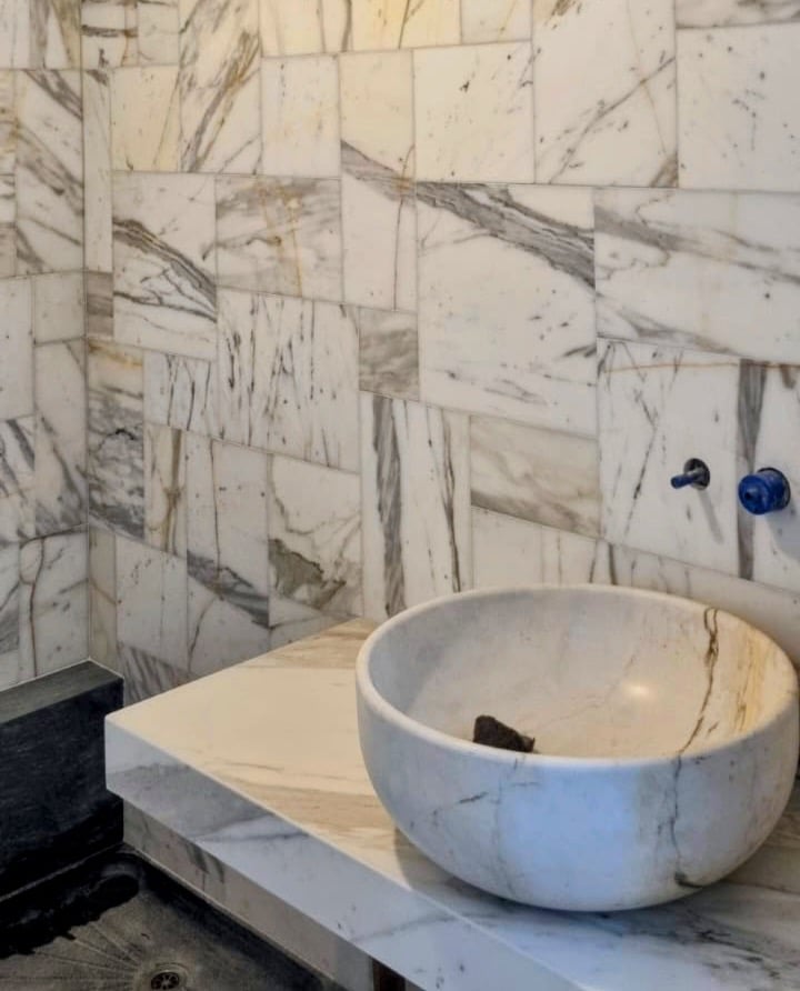 Piana lavabo con vasca scavata e rivestimento
