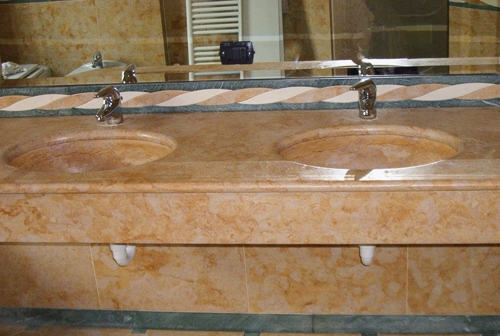 Piana lavabo con zoccolino a mosaico