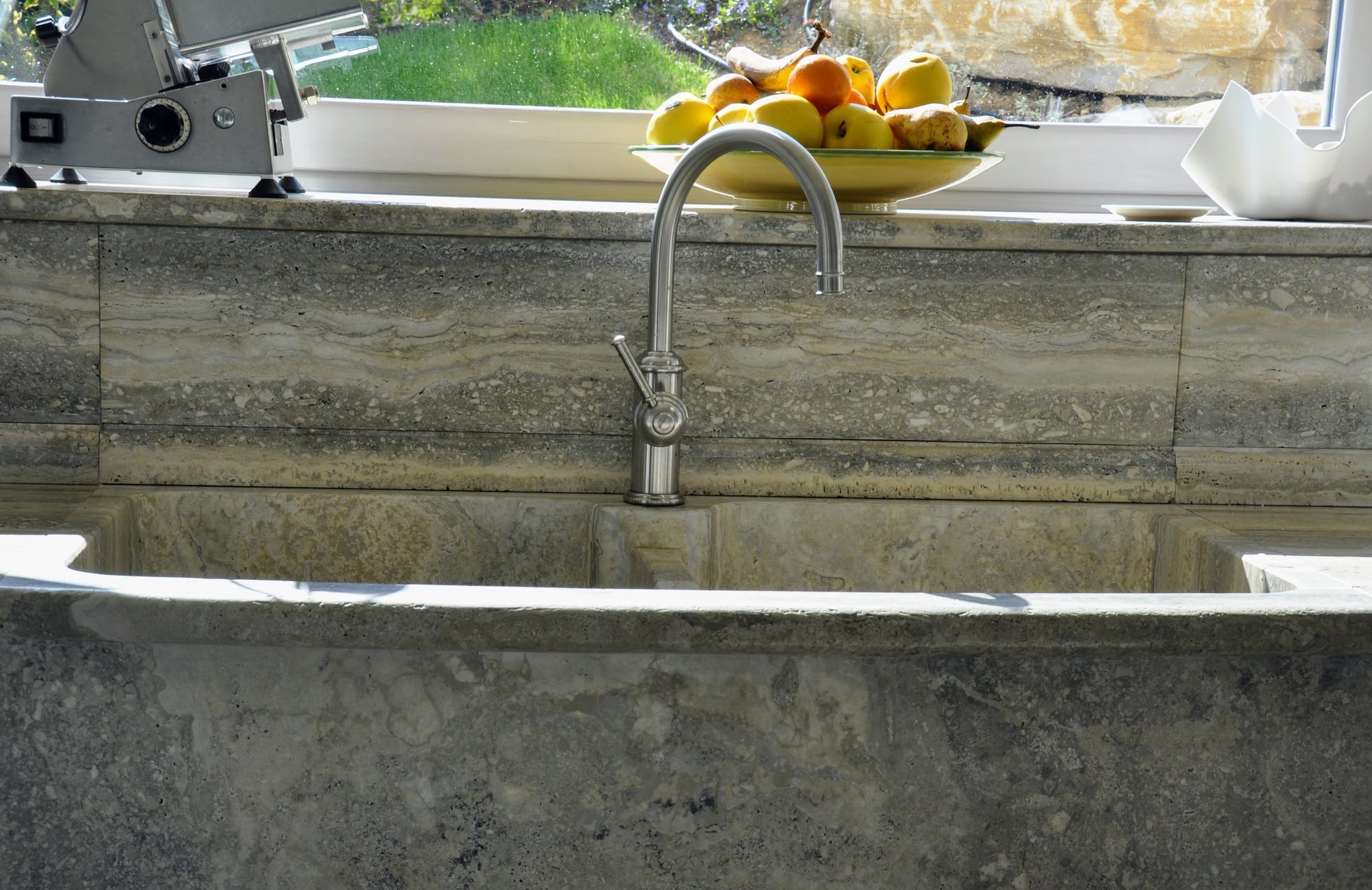 Particolare di lavabo a massello