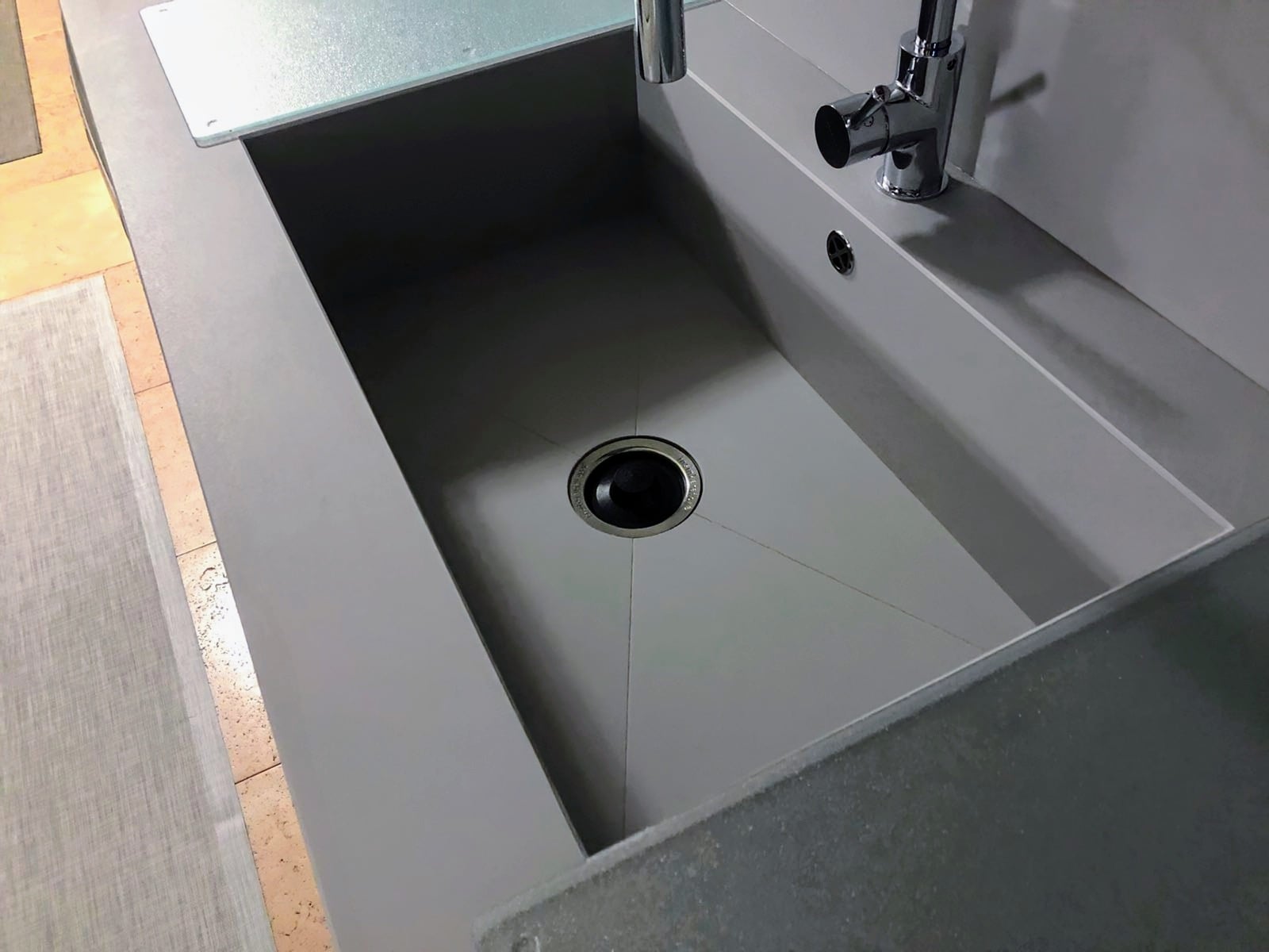 Particolare di lavabo assemblato