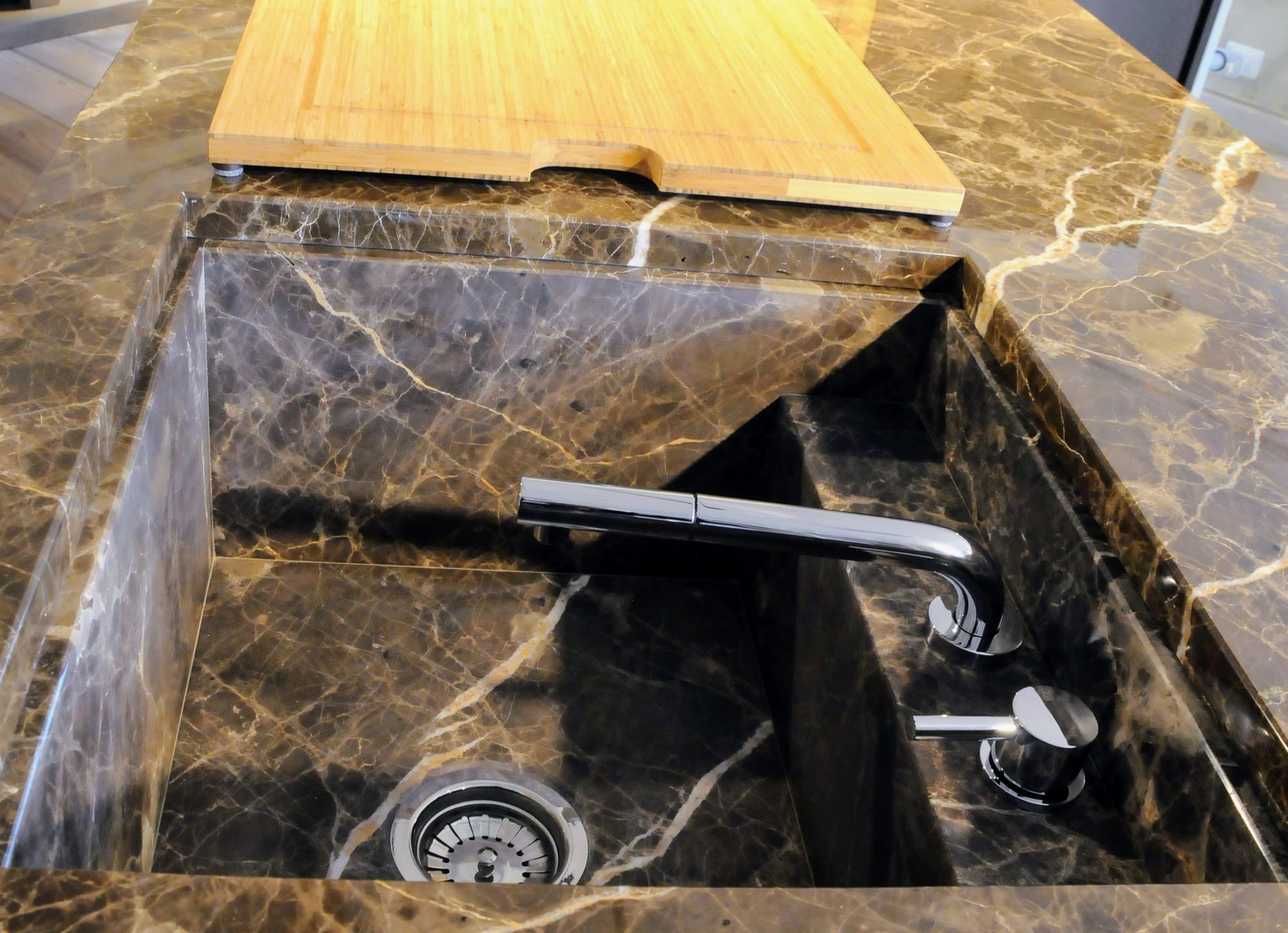 Particolare di lavabo assemblato in top cucina a isola