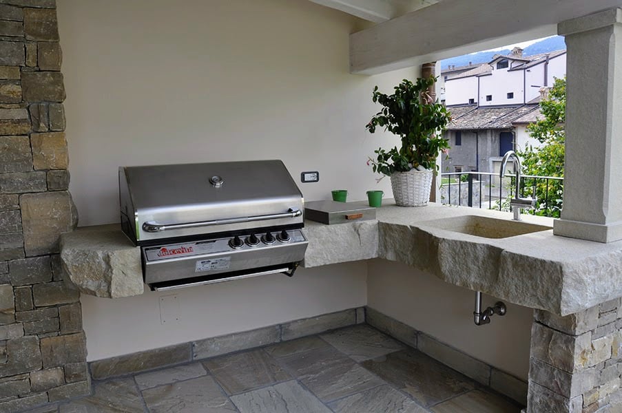 Piano cucina con bordo a spacco e lavabo a massello