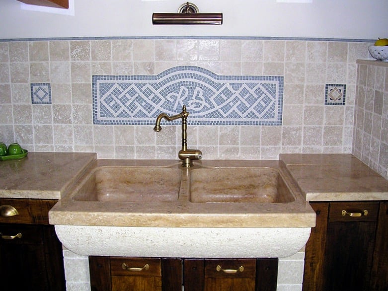 Piano cucina con lavabo a massello scavato lucido e contrasto inferiore sabbiato