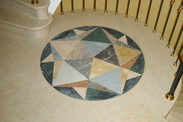 Particolare di pavimento pianerottolo con mosaico