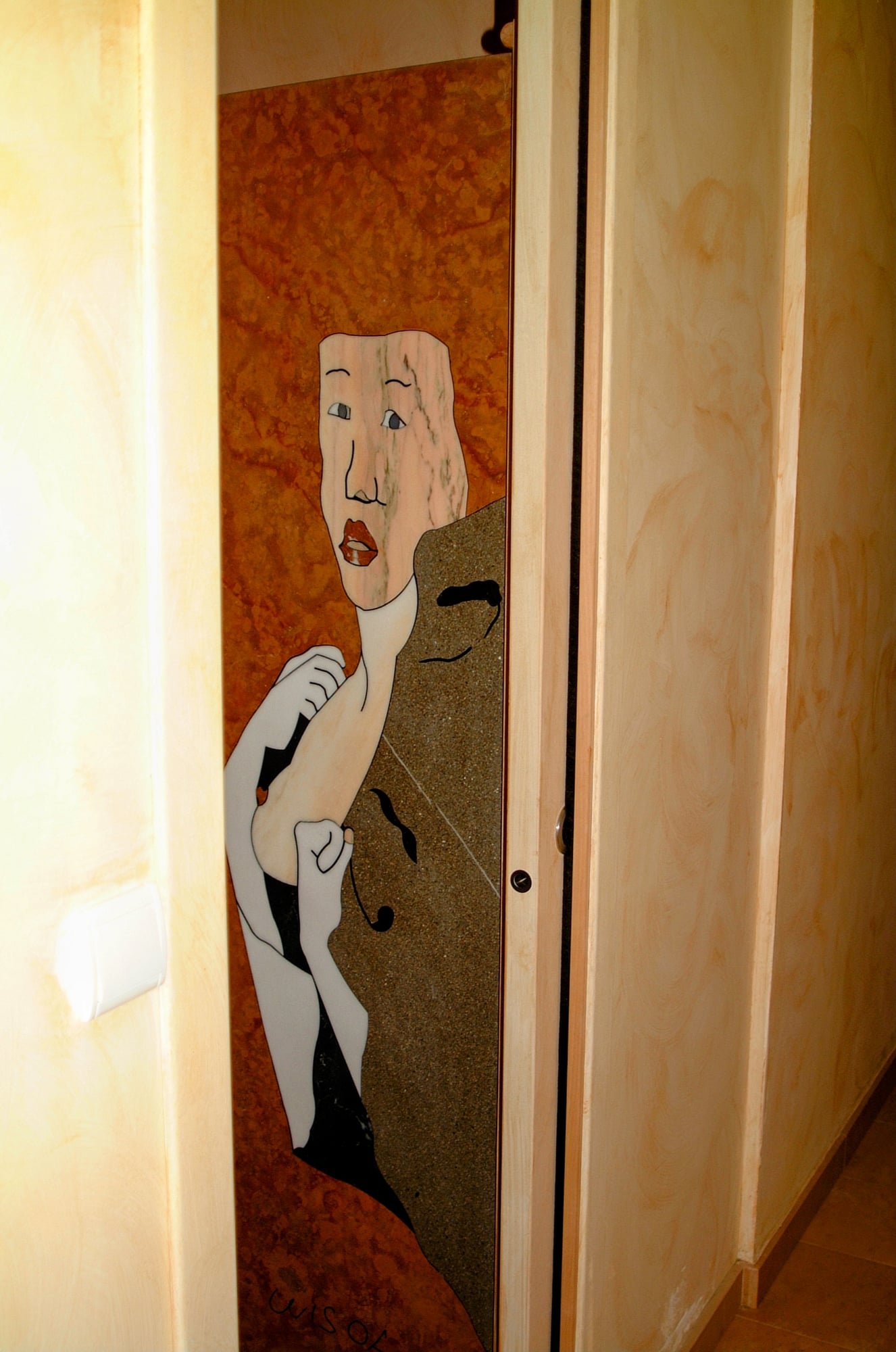 Particolare di rivestimento parete con decorazione a mosaico
