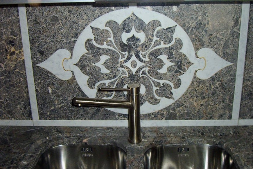Rivestimento parete cucina con decoro a mosaico