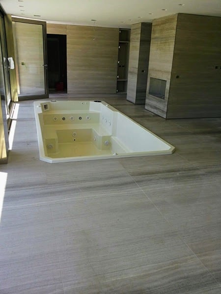 Pavimento del contorno della piscina e rivestimento delle pareti