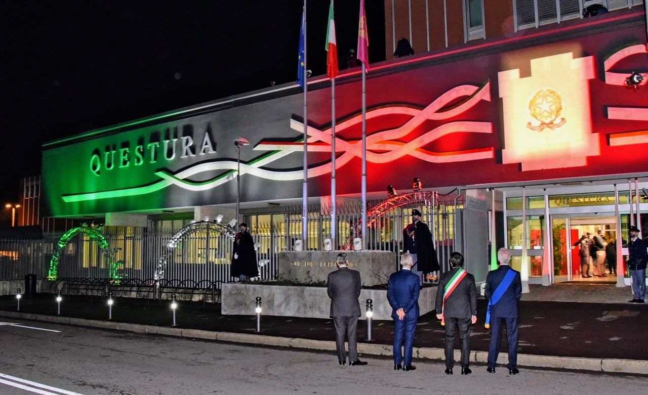 Facciata e l'insegna della Questura di Bergamo notturna